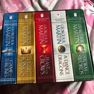 GAME OF THRONES PAPERBACK BOOKS (5)